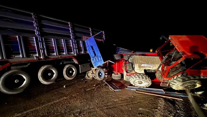 Babaeski'de tır ile traktör çarpıştı, yol trafiğe kapandı