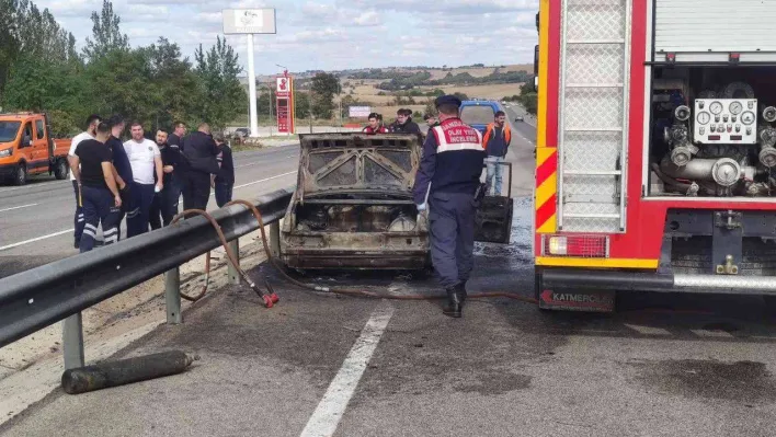 Babanın yanarak hayatını kaybettiği araçtan oğlu son anda çıkarılmış