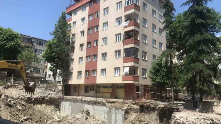 Bağcılar'da bir bina çökme riski dolayısıyla tahliye edildi