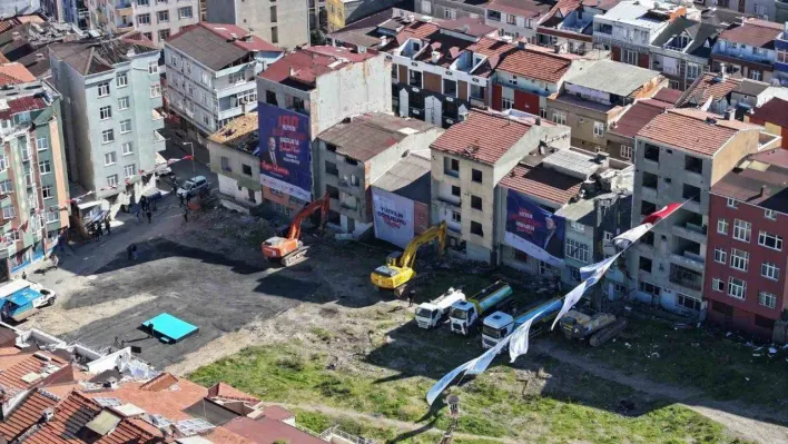 Bağcılar'da, Ece Sitesi'nin yıkımına başlandı