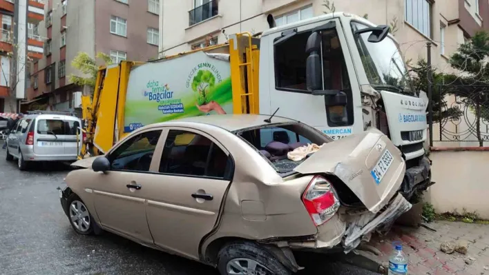 Bağcılar'da freni boşalan çöp kamyonu 7 araca çarptı, şoför araçtan atladı