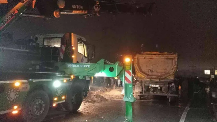 Bağcılar'da hafriyat kamyonu yolun ortasına devrildi