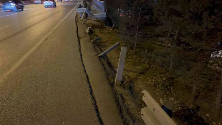 Bağcılar'da kontrolden çıkan otomobil bariyerleri aşıp yol kenarına uçtu: 2 yaralı