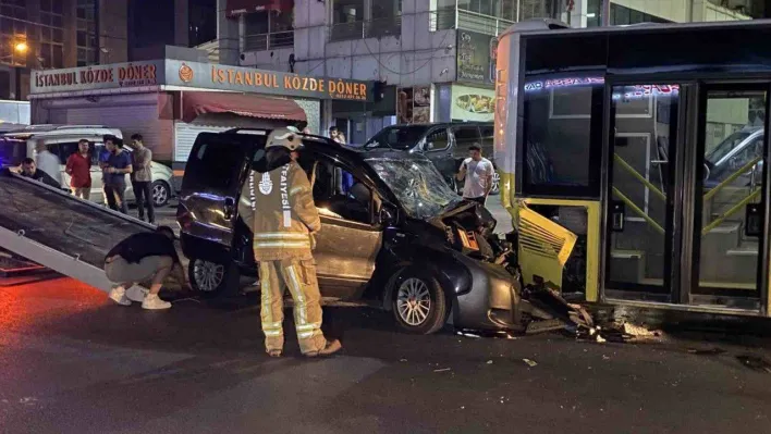 Bağcılar'da kontrolünü kaybeden sürücü İETT otobüsüne çarptı: 4'ü ağır 6 yaralı