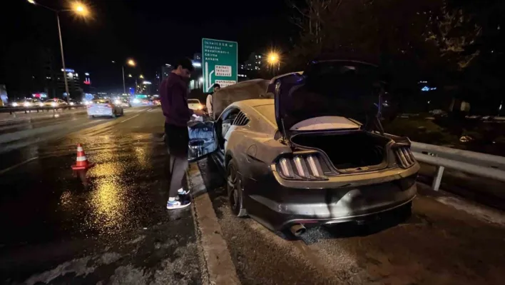 Bağcılar'da lüks otomobil alev alev yandı