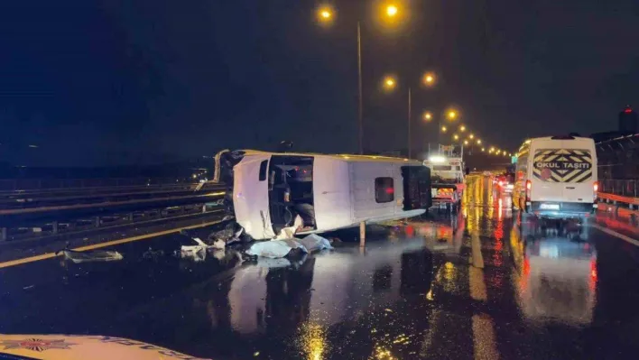 Bağcılar'da minibüs bariyerlere çarpıp devrildi: 1 ölü, 1 yaralı