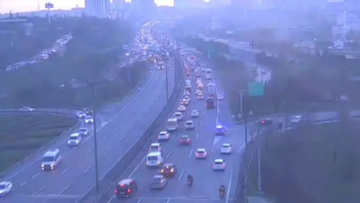 Bağcılar TEM Otoyolu'nda zincirleme kaza meydana geldi