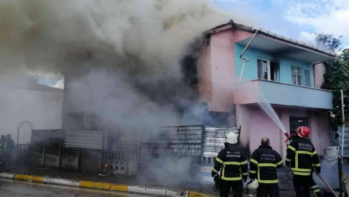 Bahçede çıkan yangın iki katlı eve sıçradı