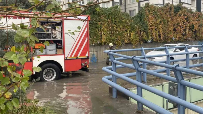 Bahçelievler'de bir araç göle dönen yolda mahsur kaldı