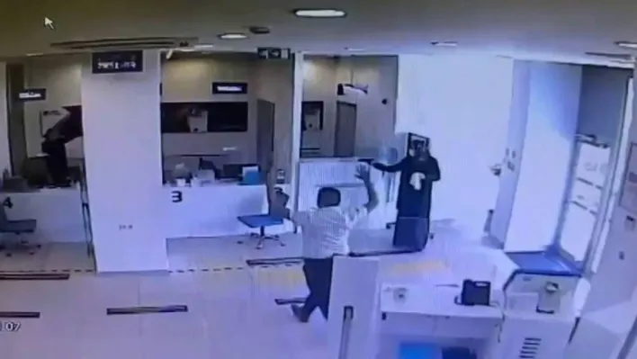 Bahçelievler'de film gibi soygun kamerada: Annesinin kıyafetleriyle kadın kılığına girip banka soydu