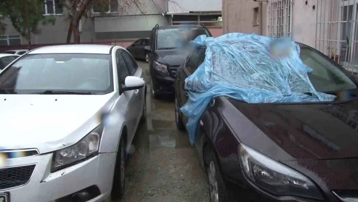 Bahçelievler'de fırtına hastanenin alüminyum panellerini uçurdu: 5 araç ağır hasarlı