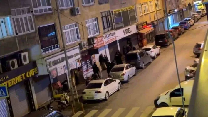 Bahçelievler'de hareketli dakikalar kamerada: Alkollü şahıslar polisi teyakkuza geçirdi