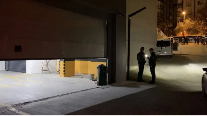 Bahçelievler'de marketin deposunu soymaya çalışan hırsızları polis ekipleri suçüstü yakaladı