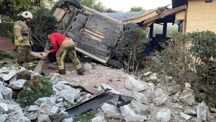 Bahçelievler'de otomobil kafenin bahçesine uçtu: 1 ağır yaralı