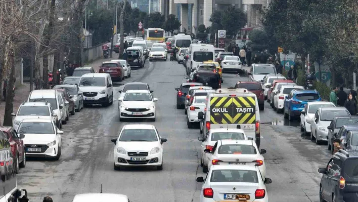 Bahçelievler'de trafik çilesi: 200 metre mesafe 25 dakikada gidiliyor