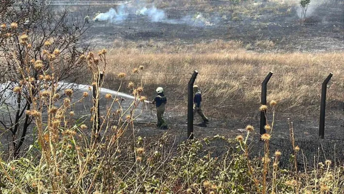 Bahçeşehir'de otluk alan alev alev yandı, yol trafiğe kapatıldı