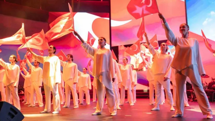 Bahçeşehir Koleji öğrencileri Cumhuriyet için sahne aldı