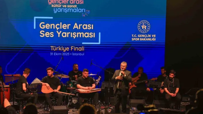 Bakan Bak, gençler arası ses yarışmasını izledi, sahnede şarkı söyledi