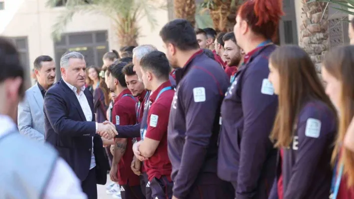 Bakan Bak, Suudi Arabistan'da milli sporcularla bir araya geldi