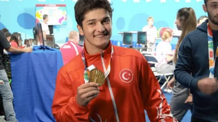 Bakan Bak'tan dünya şampiyonu halterci Muhammed Furkan Özbek'e tebrik
