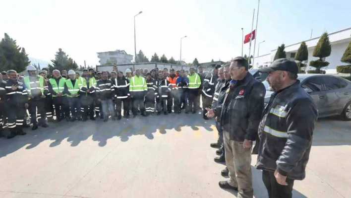 Bakan Dönmez, deprem bölgesinde çalışan elektrik işçilerini ziyaret etti