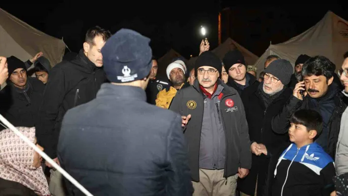 Bakan Dönmez, İskenderun'da çadır kentteki depremzedelerle bir araya geldi