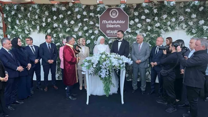 Bakan Göktaş, evlilik kredisinden yararlanan çiftin nikah şahidi oldu