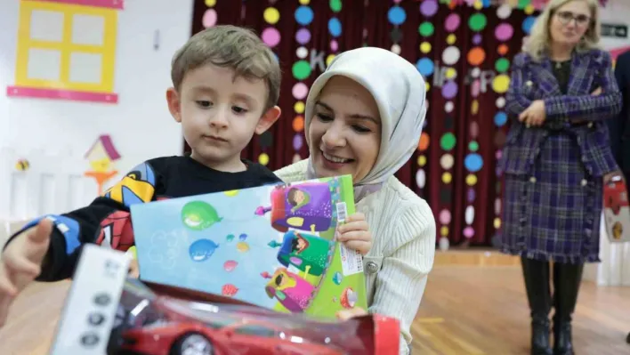 Bakan Göktaş minik öğrencilerin ilk karne heyecanlarına ortak oldu