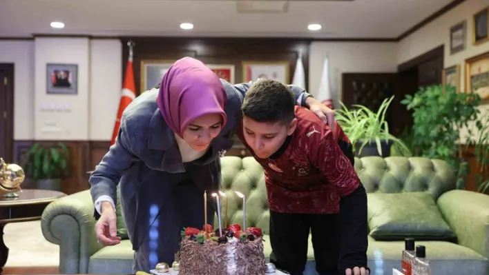 Bakan Göktaş şehidin oğlunun doğum gününü bakanlıkta kutladı