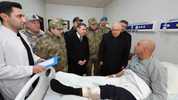 Bakan Güler, Şırnak'ta tedavi gören yaralı askerleri ziyaret etti