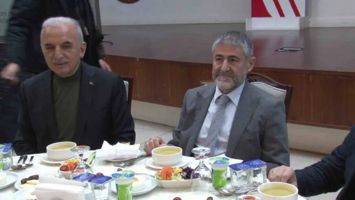 Bakan Nebati, Ümraniye'de depremzedelerle iftar yaptı