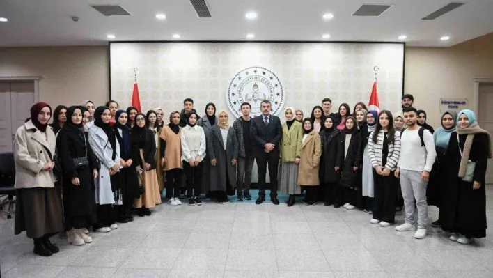 Bakan Tekin, BUÜ'lü öğrencileri ağırladı