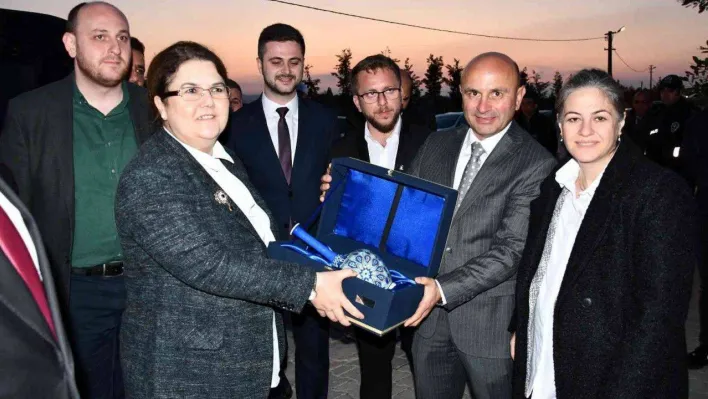 Bakan Yanık, Altınova'da gençlerle buluştu