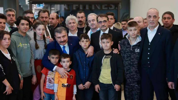 Bakanlar İstanbul'da tedavileri süren 6 madenciyi ziyaret etti