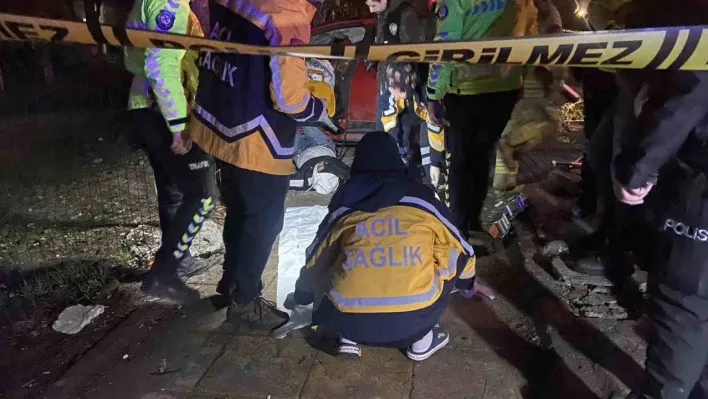 Bakırköy'de 17 yaşındaki sürücü önce refüje ardından ağaca çarptı: 1 ölü, 5 yaralı