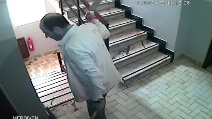 Bakırköy'de elinde kılıç ve satırla insanlara saldıran avukat gözaltına alındı