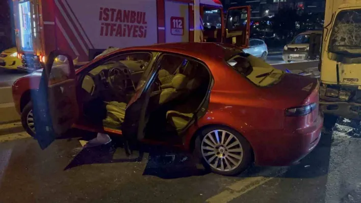 Bakırköy'de kontrolden çıkan otomobil kamyonete çarptı: 1 yaralı