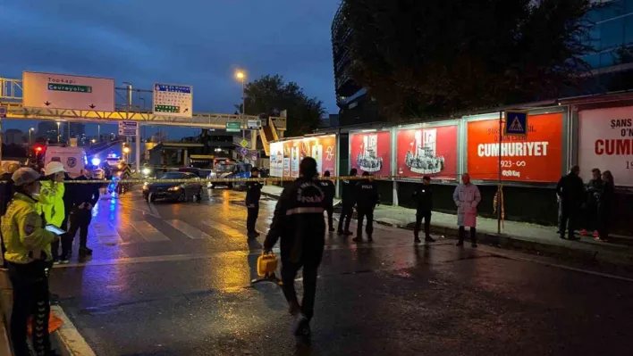 Bakırköy'de trafik kazasına müdahale eden polis ekiplerinin arasına İETT otobüsü daldı, 1 polis şehit oldu