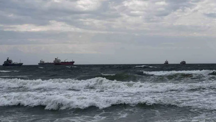 Bakırköy sahilinde fırtına nedeniyle dalgalar oluştu