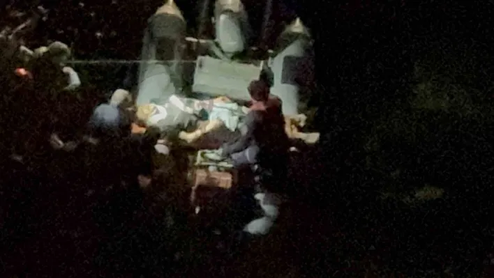 Balık tutarken kayalıklardan denize düşen genç yaralandı