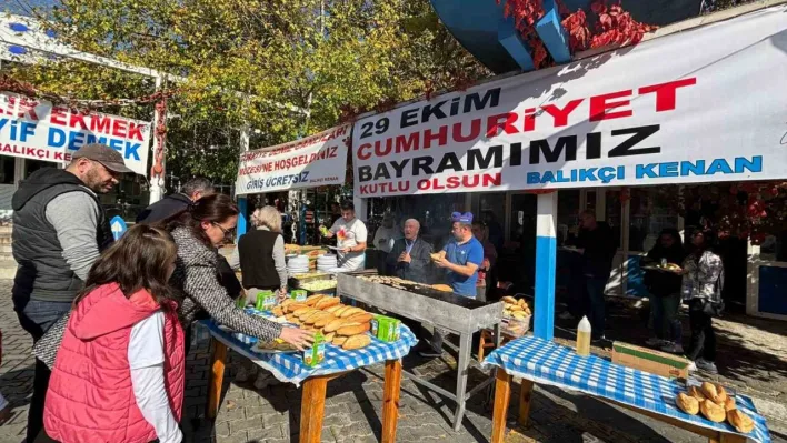 Balıkçı Kenan'da gelenek bozulmadı, 2 gün ücretsiz balık ekmek ikram edildi