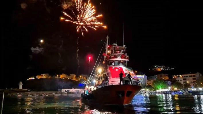 Balıkçılar 'Vira Bismillah' diyerek havai fişek gösterisiyle denize açıldı
