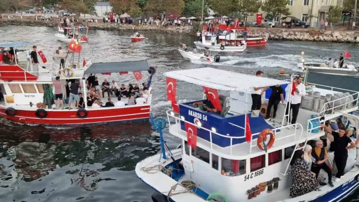 Balıkçılar av sezonunun açılmasını teknelerde meşale yakarak kutladı