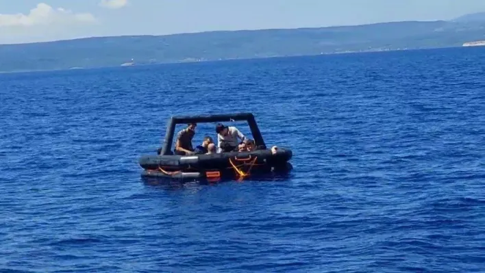Balıkesir açıklarında Yunanistan unsurları tarafından geri itilen 7'si çocuk, 21 düzensiz göçmen kurtarıldı