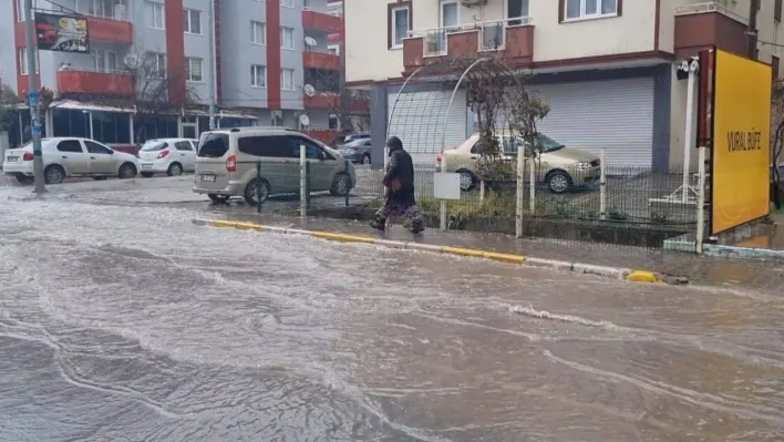 Balıkesir'de 15 dakikalık yağış yolları göle çevirdi