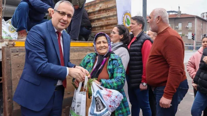 Balıkesir'de 2 bin fidan vatandaşa ücretsiz dağıtıldı