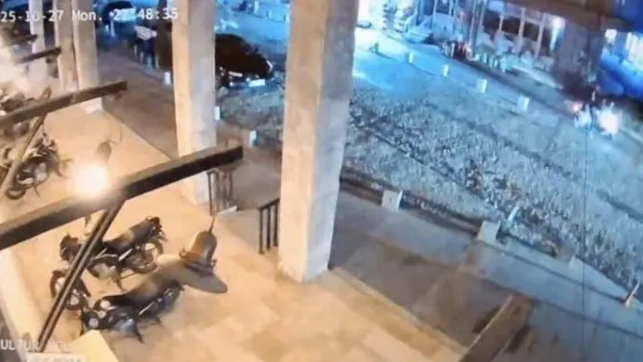 Balıkesir'de 6.1 büyüklüğündeki deprem güvenlik kamerasında