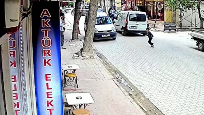 Balıkesir'de 7 yaşındaki çocuğun aracın altında kaldığı kaza kamerada