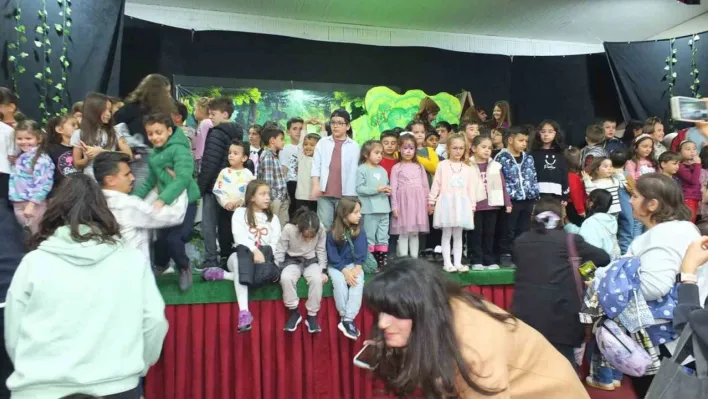 Balıkesir'de amatörlerin oyunu ayakta alkışlandı