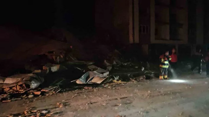 Balıkesir'de depremde bir bina yıkıldı